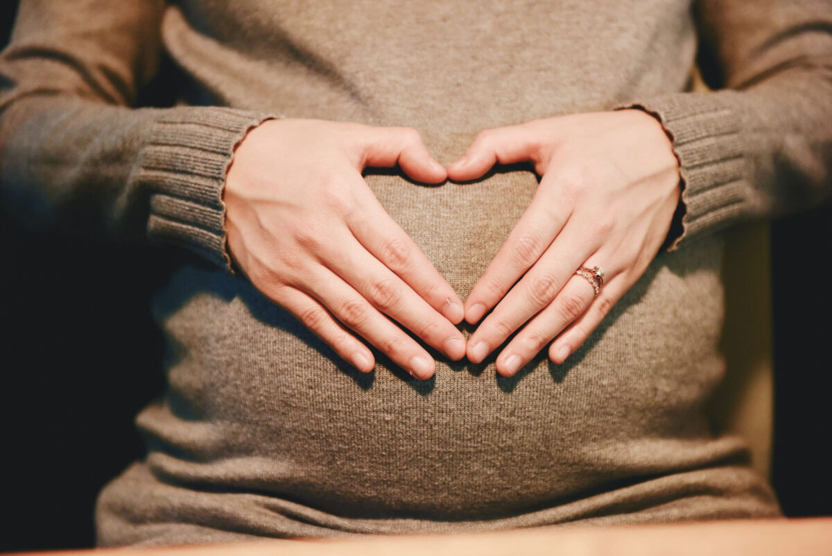 Schwangere Frau schützt ihr Baby vor Stress